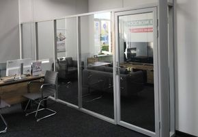 Стеклянная перегородка в автоломбарде Московский капитал